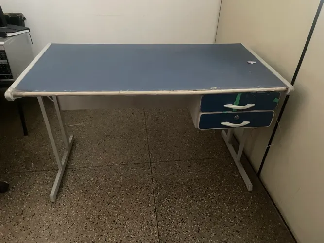 Mesa escritório azul com 2 gavetas!! Ótimo estado