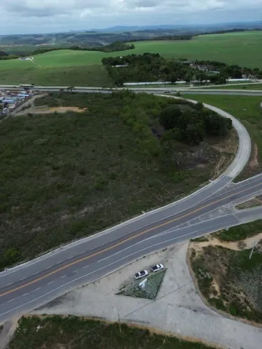 Área de 10.000 m2 no Pilar