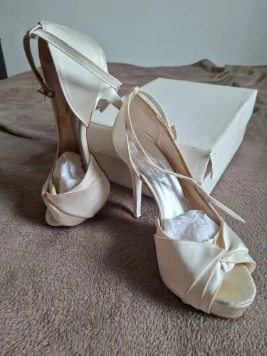 Sandália Salto Fino Meia Pata, Cetim, Cor Off-White, p/ Noiva e Festa (poucas horas de uso