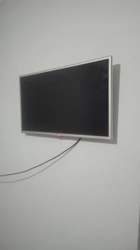 Vendo TV LG 32 polegadas com uma linha fina no meio da tela