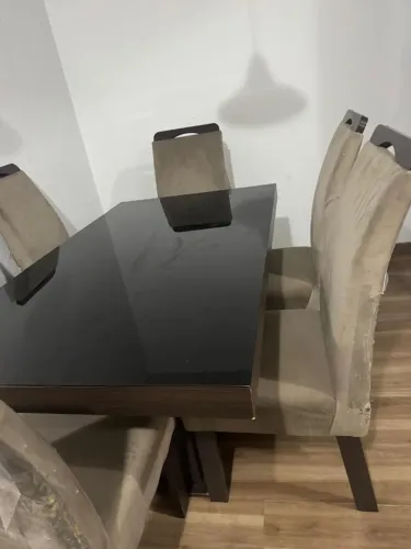 mesa com seis cadeiras