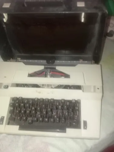 Máquina de escrever Olivetti remineton 82 