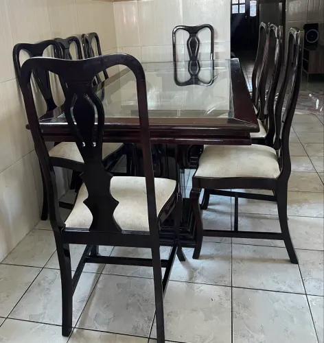Mesa de madeira com vidro ( 8 cadeiras) em ótimo estado.