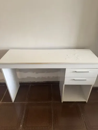 Mesa de trabalho branca