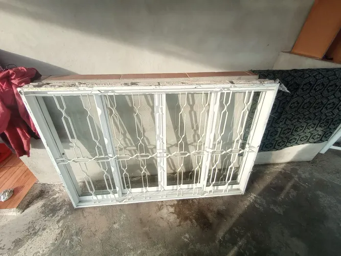 Janela 100x150 com grade 
