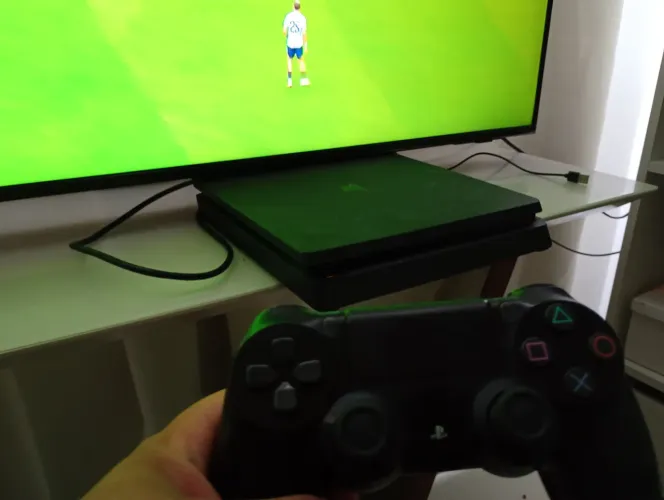 PLAYSTATION 4