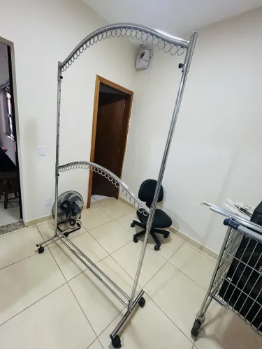 Arara luxo cromada para roupas