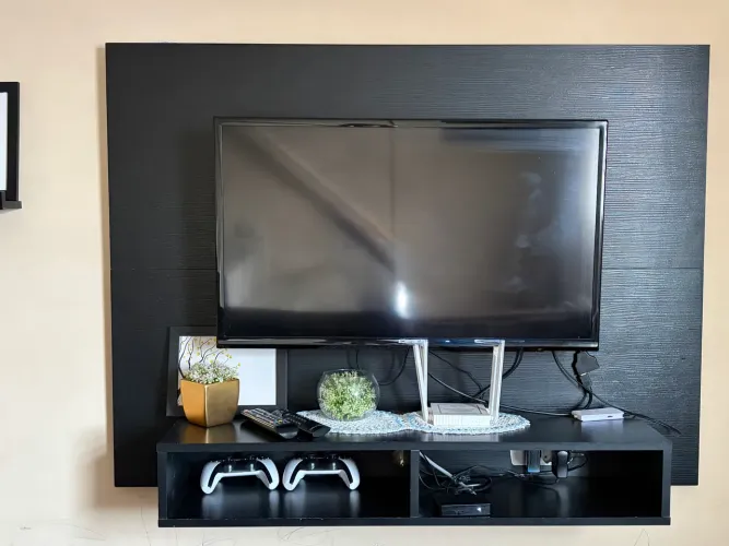 Painel funcional TV preto