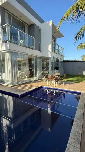 Casa de alto padrão com 4 suítes e piscina no Condomínio Aldeia Atlântida