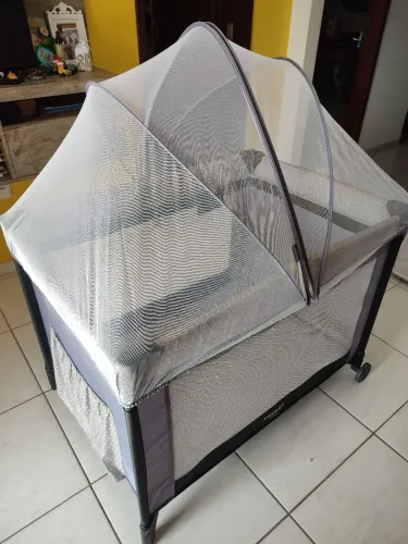 Berço cercadinho Voyage portátil com mosquiteiro