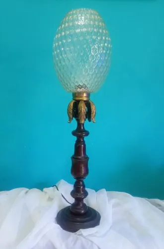Antiga luminária de mesa / abajur em madeira torneada