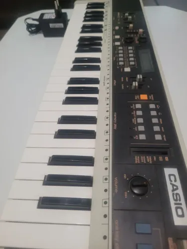 Teclado Vintage Casiotone MT-70 (Para Restauro ou Peças) - Liga e Sai Som