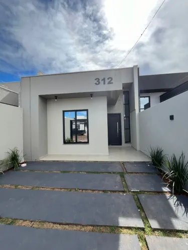 Casa de 03 quartos no Tropical por R$ 520 mil