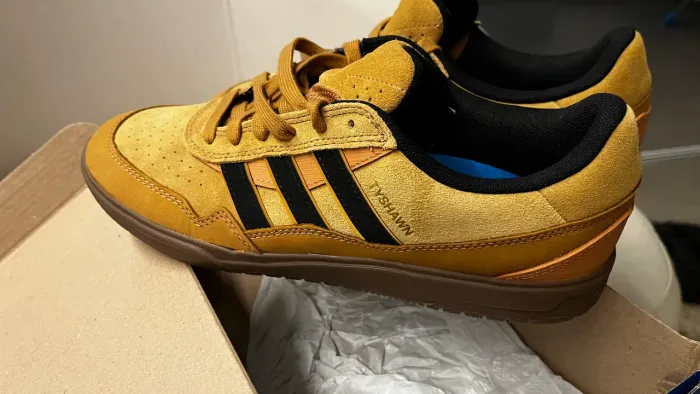 Tênis adidas modelo Tyshawn ii, nunca usado e na caixa
