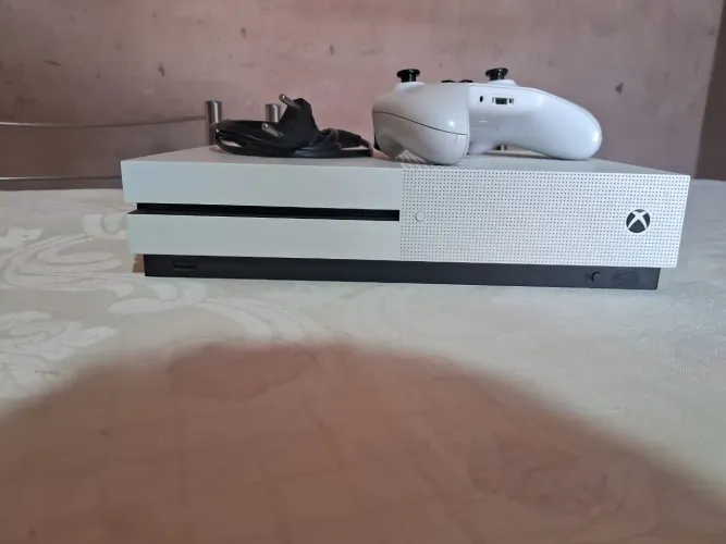 Xbox one S em perfeito estado com alguns jogos
