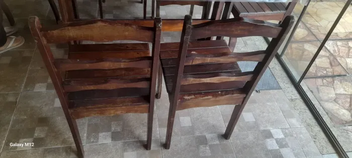 Mesa de madeira maciça Retangular de 6 lugares.