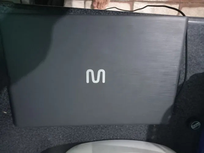 Notebook Multilaser Ultra UB250, na cor cinza-escuro.