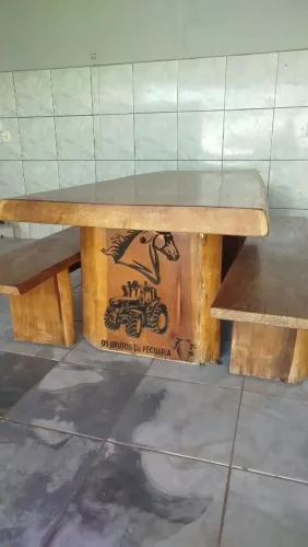 Mesa de madeira maciça