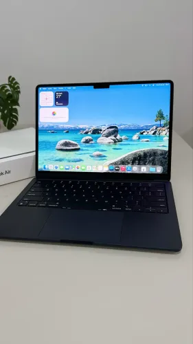 MacBook Air M2 (2022) com caixa