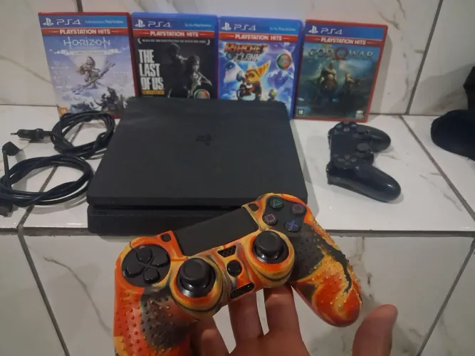 Playstation 4 Slim 2 controles + jogos.