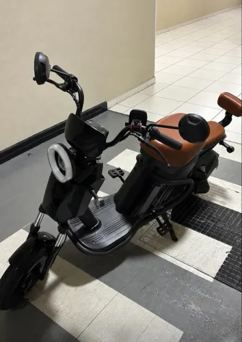 ? SCOOTER ELÉTRICA PRETA ? DESIGN MODERNO E CONFORTO SOBRE DUAS RODAS!