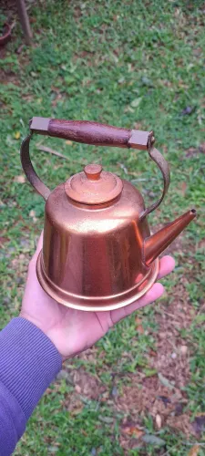 Antiguidade / Chaleira feita em cobre marca Clarão sem uso