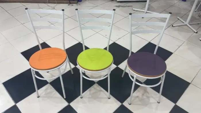 Lote com 69 Cadeiras em ótimo estado!