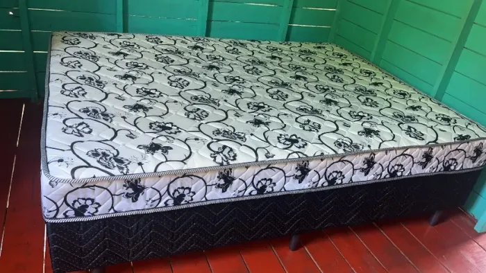 Cama e guarda roupa