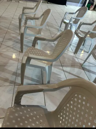 Cadeiras de plásticos