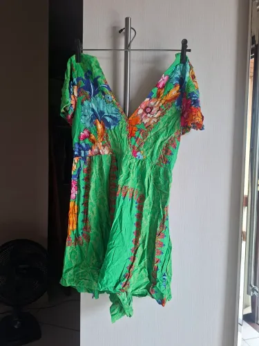 KIT 3 vestidos e 2 macaquinhos tamanho P