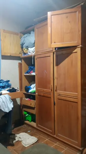 Guarda roupa de madeira