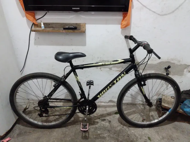 Bicicleta Houston semi nova com marchas aro 26