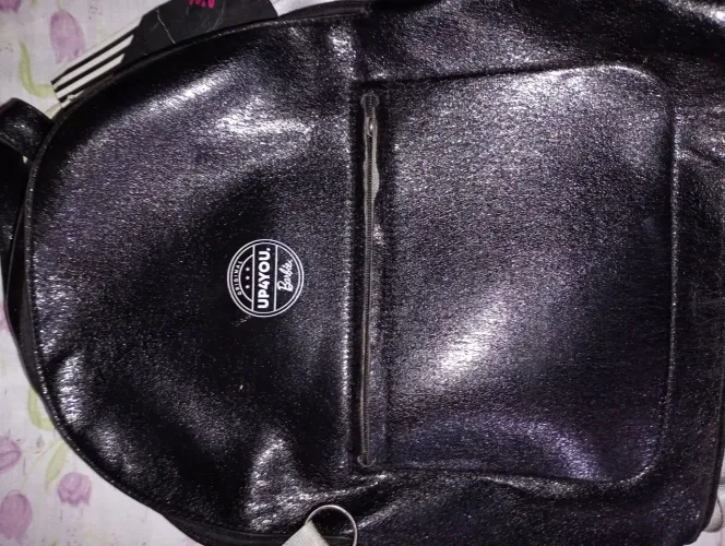 Vendo uma mochila da Barbie impermeável nova.ENTREGO