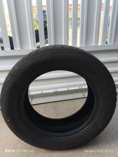 2 pneus, pneu A: tamanho 225, aro 17, pneu B: tamanho 215, aro 17