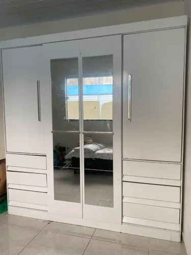 Vendo guarda roupa no valor de 750 reais com  entrega e montagem 