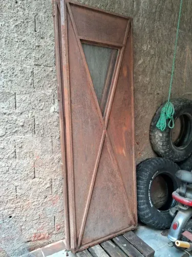 Porta de folha dupla em chapa de ferro estilo industrial, com visor de vidro