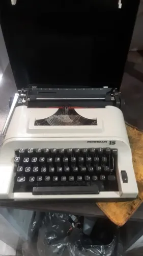 Antiga máquina de escrever Renington