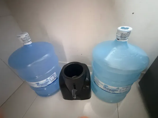 SUPORTE PARA GALÃO DE ÁGUA + 2 GALÕES VAZIOS