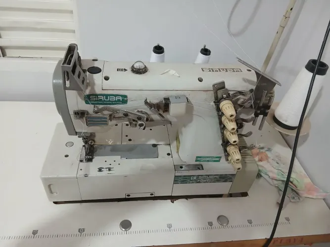 Vende se uma maquina de costura galoneira siruba 