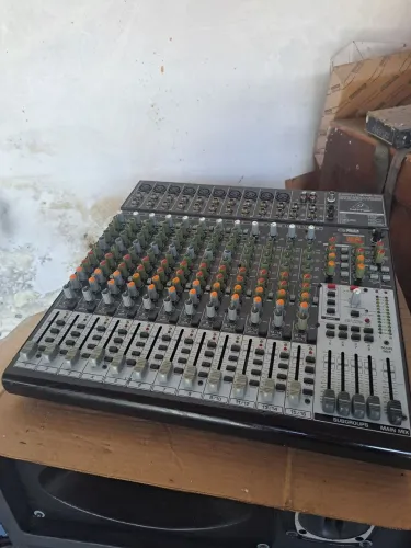 Mesa de som da behringer