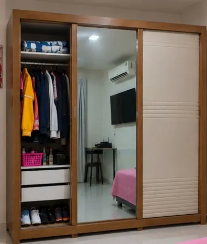 Guarda- roupa 3 portas de correr. Com espaço e em bom estado de uso.