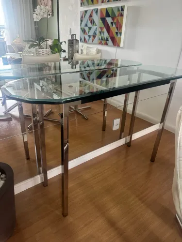 Mesa com cadeiras giratórias mais aparador