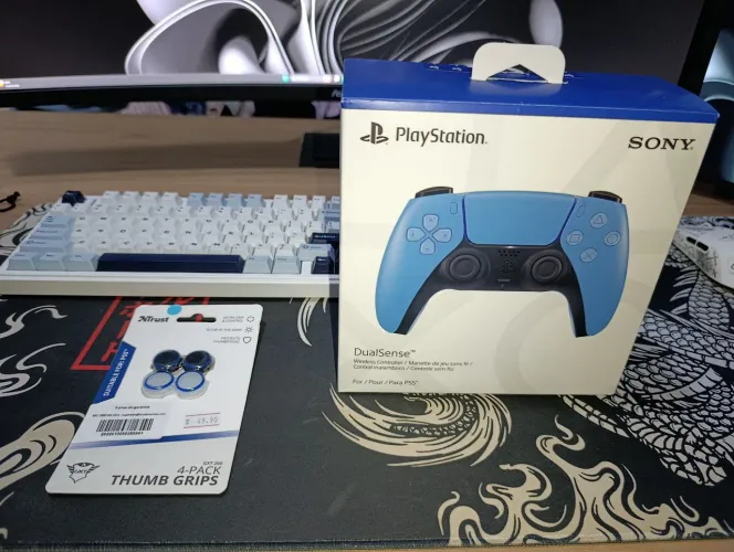 Controle PS5 e para PC sem Fio DualSense Sony Azul Claro + 4 Thumb Grip originais da Trust