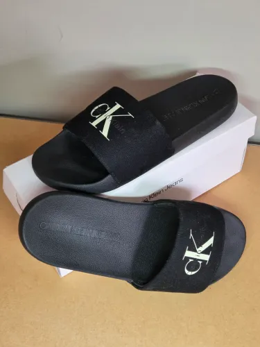 Chinelo slide preto Calvin Klein condição 9/10. Pouco usado.