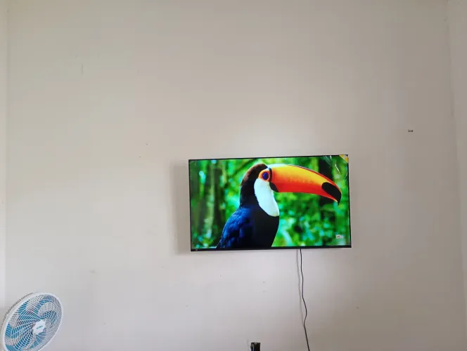 Tv smart 4k HQ Android 50 polegadas tá com película de proteção na tela novinha!