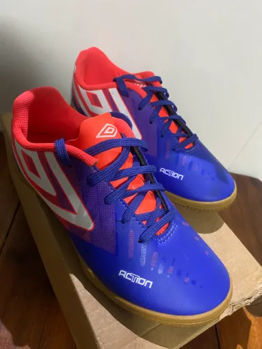 Chuteira Futsal Umbro - NUNCA USADA