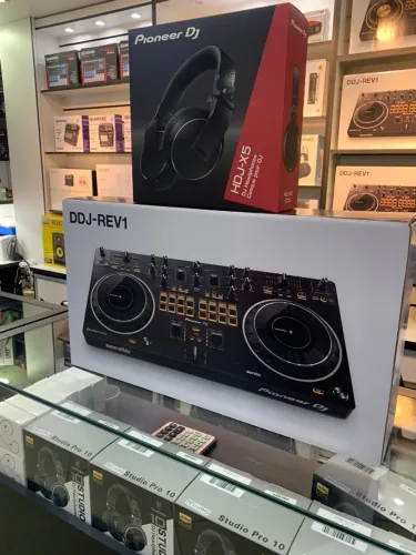 COMBO Controladora Pioneer DJ DDJ-REV1 + Fone de Ouvido Pioneer DJ HDJ-X5