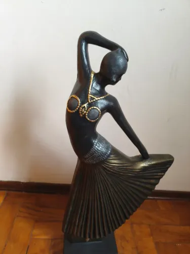 Estatueta Decorativa Dançarina Africana Preta e Dourada