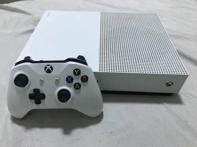 XBOX ONE S + 2 Controles