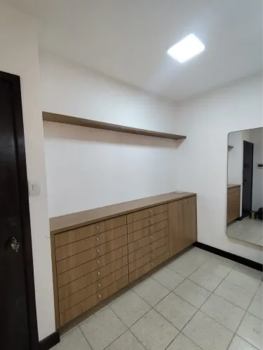 Balcão planejado em MDF com armários, gavetas e prateleira -Ótica, escritório ou loja.